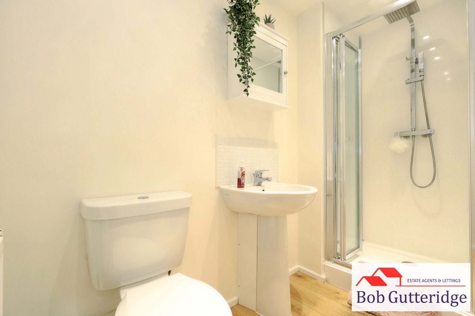 EN-SUITE SHOWER ROOM